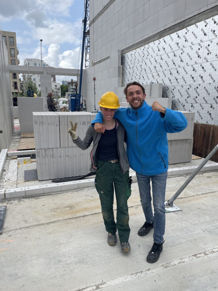 Helpen bij onze onderaannemer, de kalkzandsteemlijmer. Ook onze onderaannemers vinden het gaaf om mee te helpen.