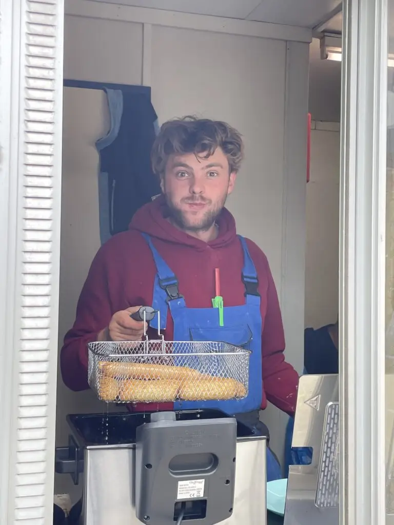 Gezelligheid in de bouwkeet met lekkere kroketten.