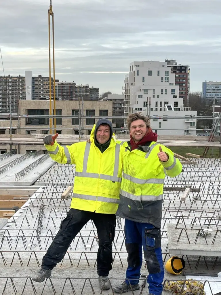Ook vaders en moeders van kopers helpen mee. Dit schept een band en ook ouders kunnen wat bijdragen.