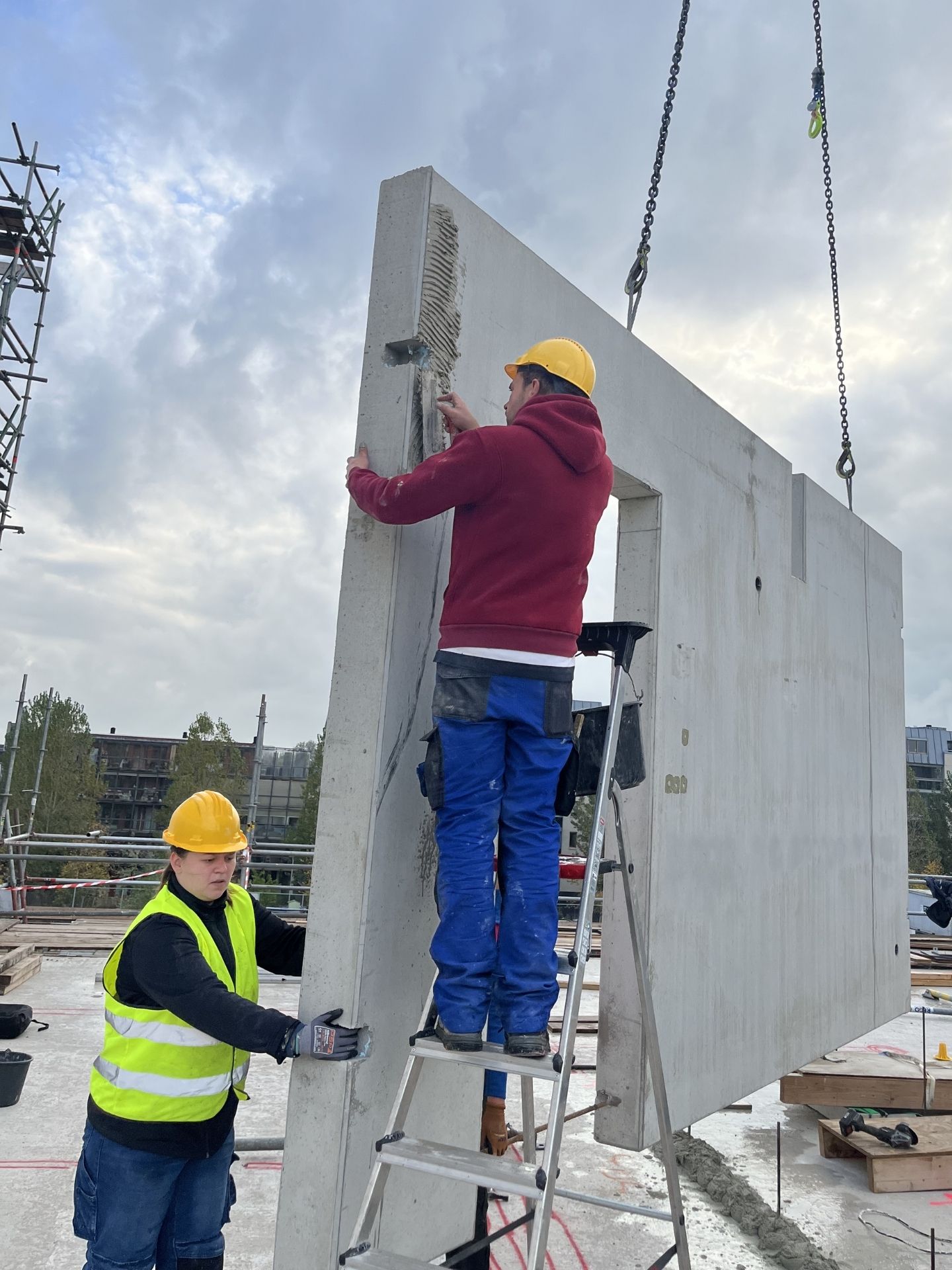 Montagewerk prefab betonwanden op de bouwplaats