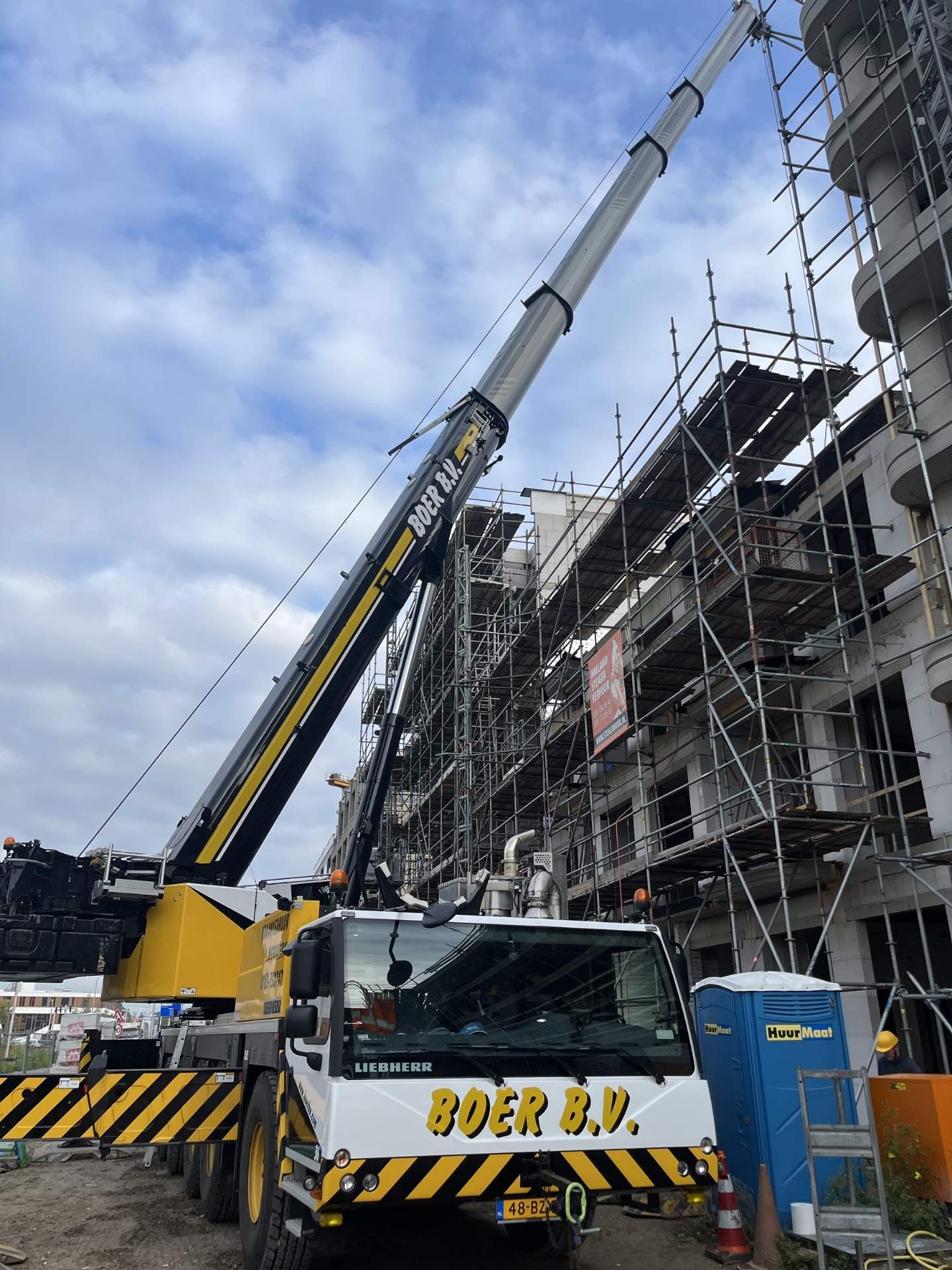 Kraan plaatst prefab betonwanden