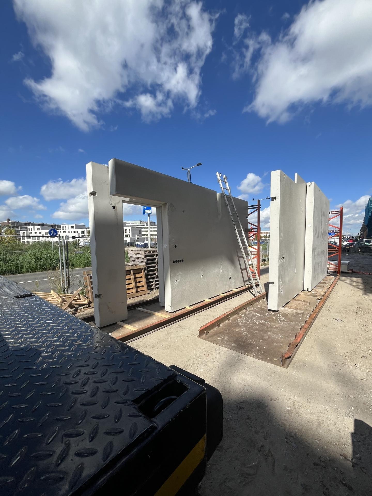 Prefab wanden gereed voor montage