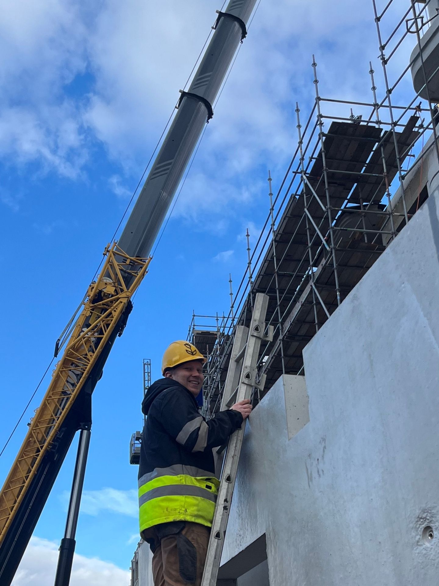 Mels (26) haakt prefab beton aan