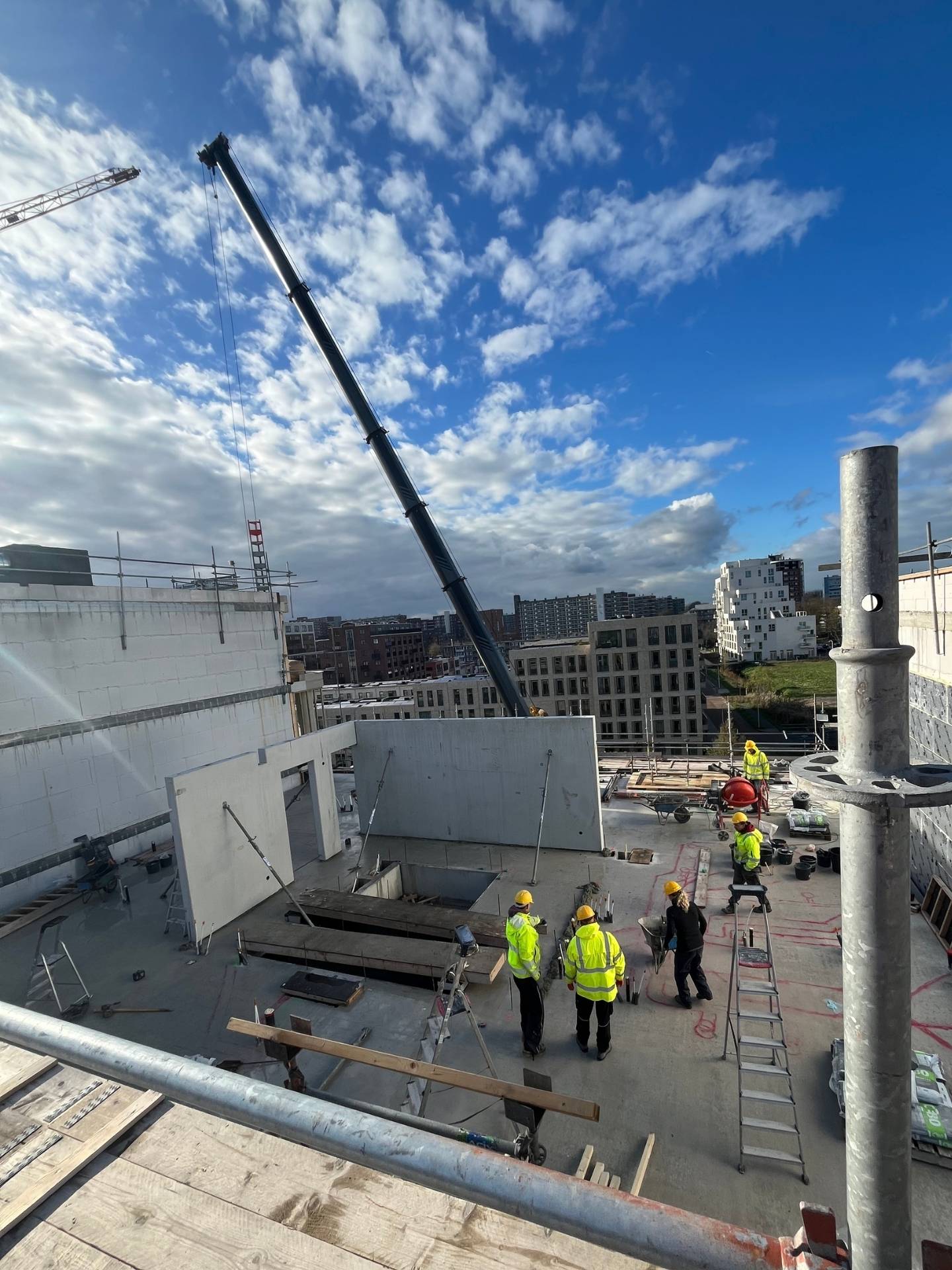 Plaatsen van prefab betonwanden
