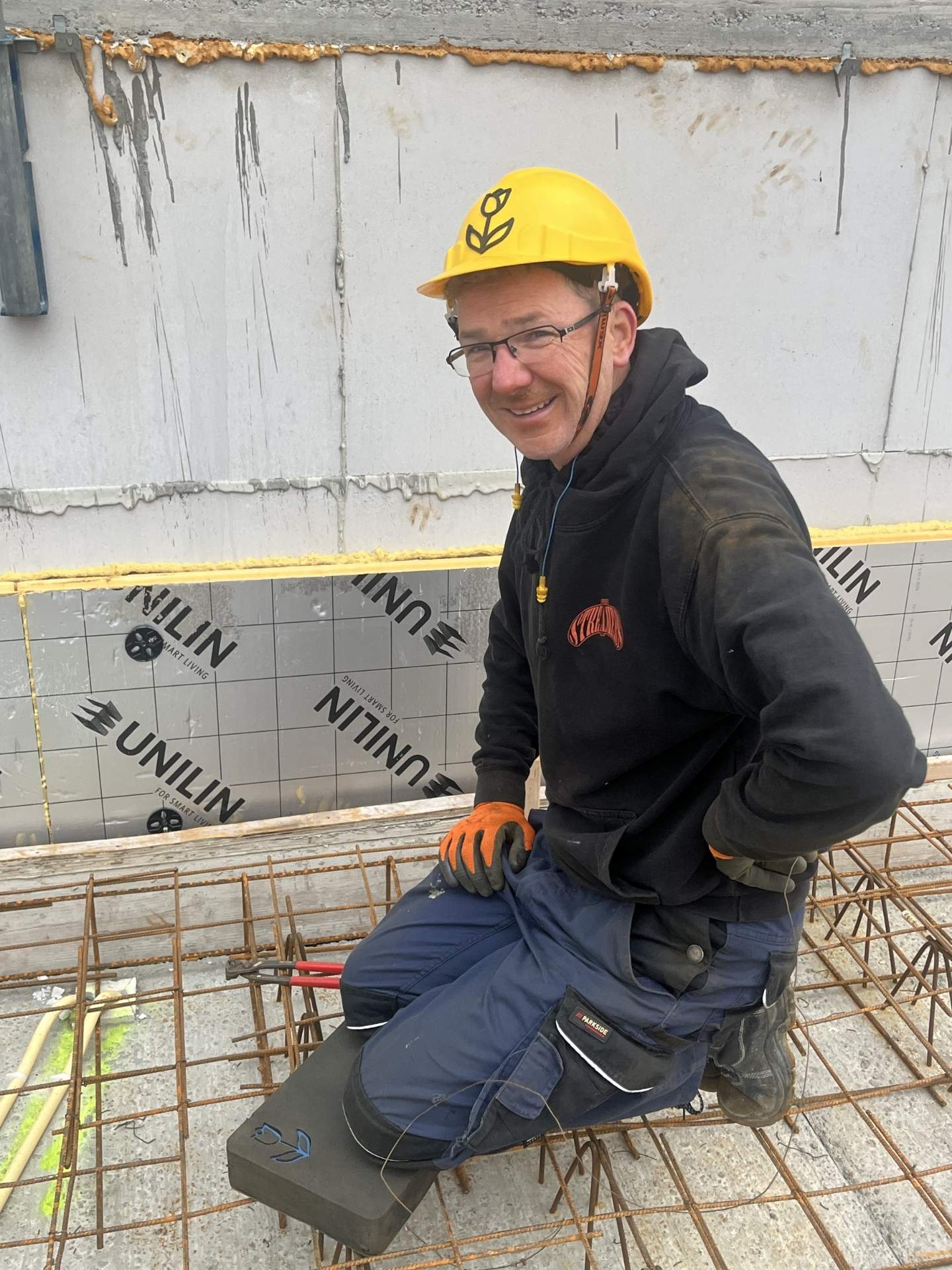 Eric helpt bij het vlechtwerk