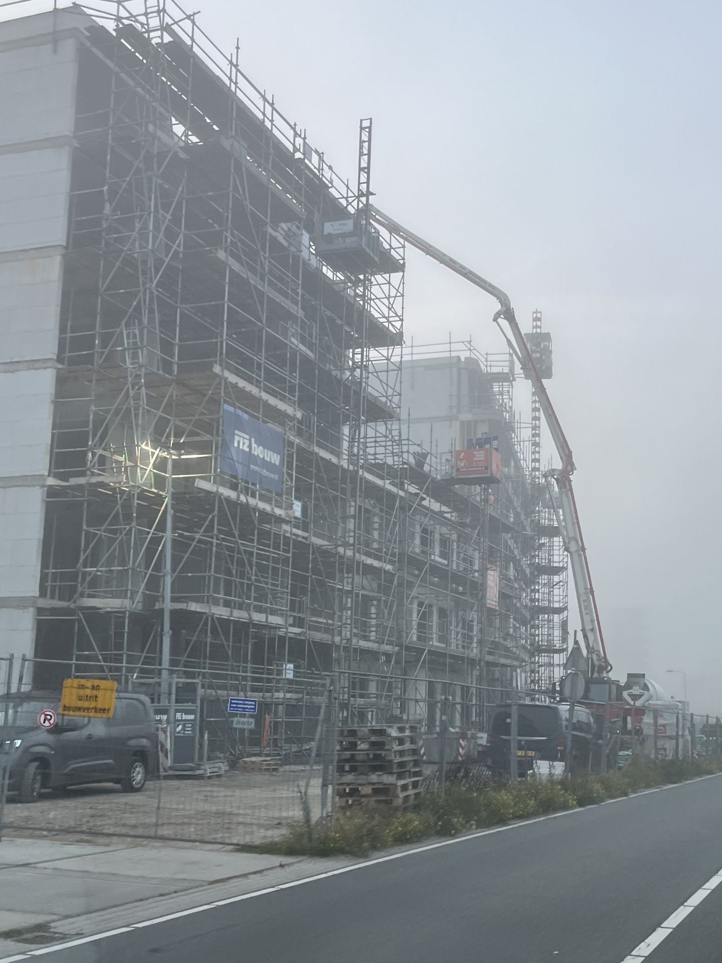 Betonpomp aan de voorgevel