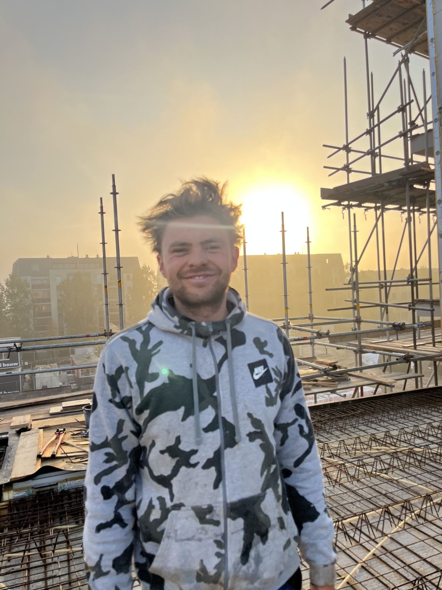Cezar (24) blij tijdens het storten