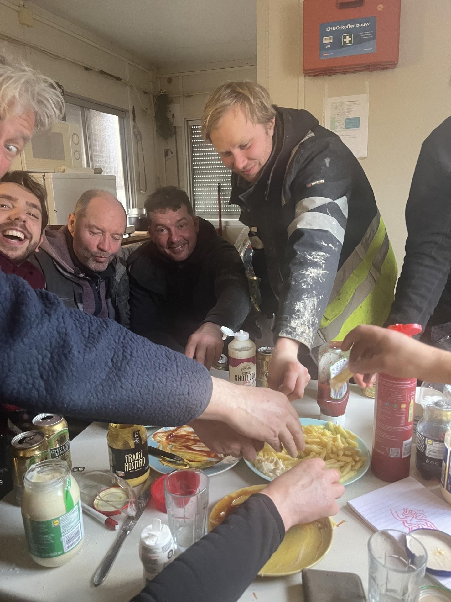 Samen eten na de stortdag