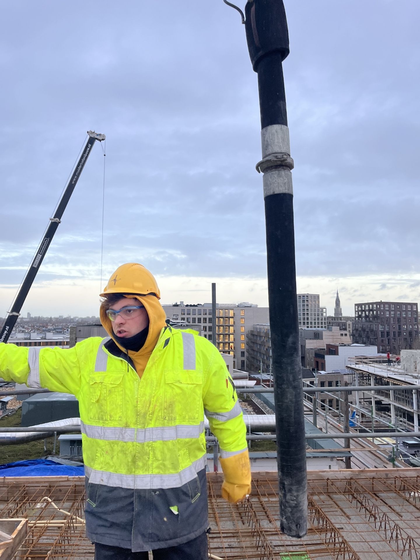 Cezar (24) voert de stort uit