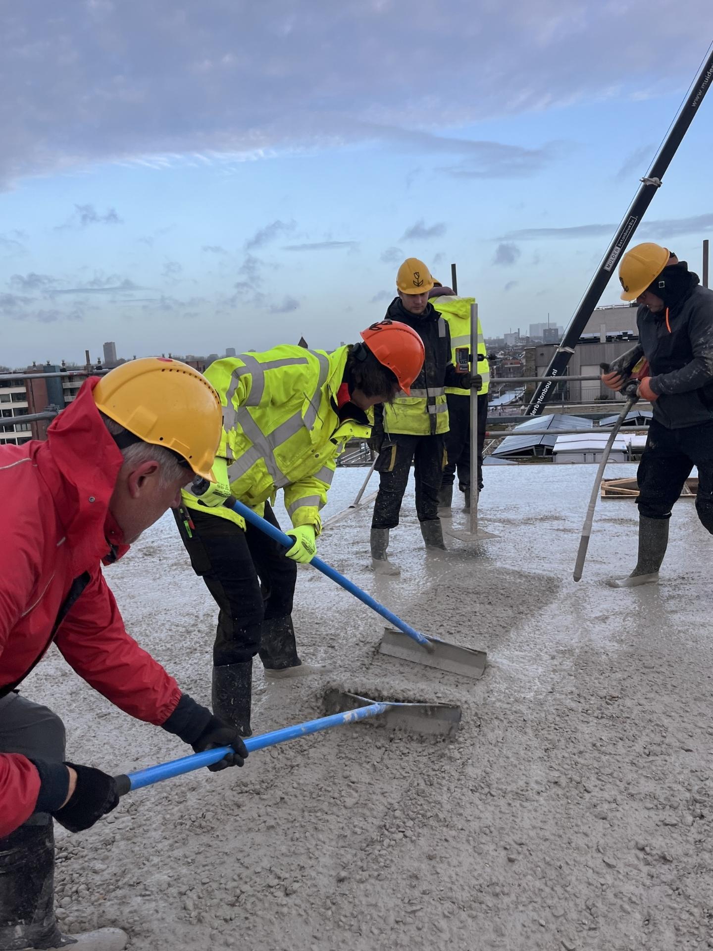 Beton verdelen tijdens de dakstort