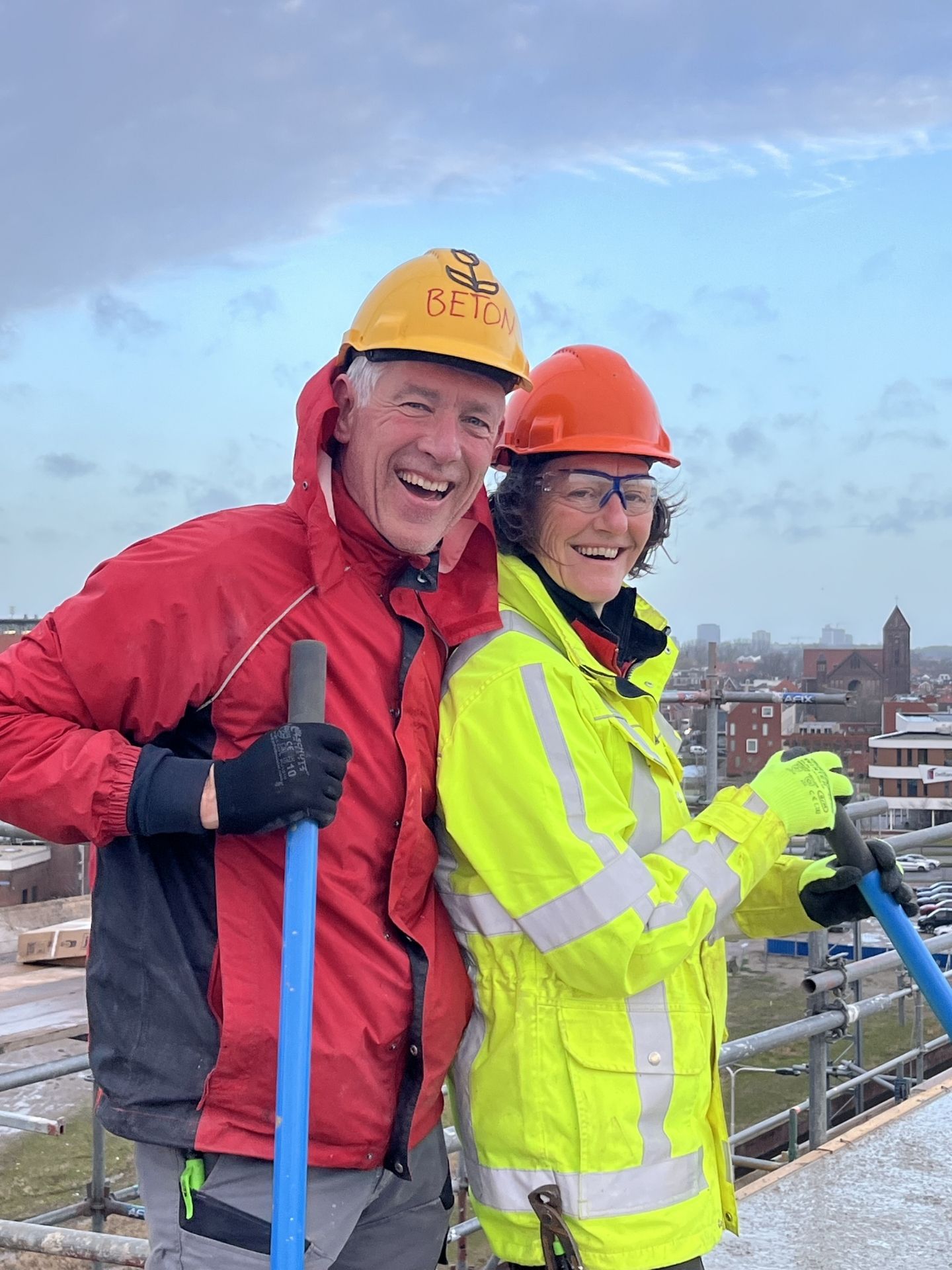 Vader en moeder samen bij het betonstorten